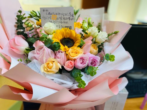 鮮花表溫情  患者致謝醫(yī)護(hù)人員_貴陽(yáng)精神病醫(yī)院